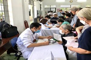 Khám bệnh, cấp thuốc miễn phí, tặng quà cho gần 200 người dân