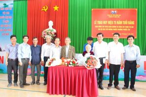 Bí thư Tỉnh ủy trao Huy hiệu 75 năm tuổi Đảng cho 2 đảng viên