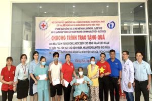 Tặng quà, cắt tóc miễn phí cho bệnh nhân, nhân viên bệnh viện