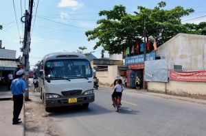 Nhiều “nút thắt” cổ chai trước cổng trường