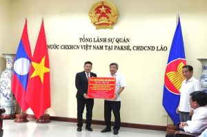 Provincial leaders visited and worked at the Consulate General of Vietnam in Pakse, Laos