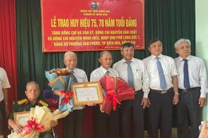 Trao Huy hiệu 75 và 70 tuổi Đảng cho đảng viên ở TP.Biên Hòa