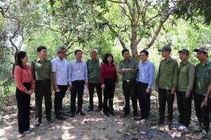 Chia sẻ khó khăn, áp lực với lực lượng bảo vệ rừng