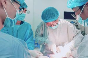 Nam bệnh nhân 69 tuổi bị sỏi bàng quang lớn