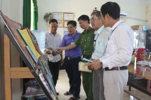 Trang bị đồng phục, tủ sách cho các mô hình phòng, chống bạo lực gia đình