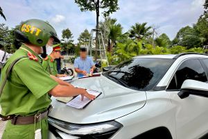 Kiểm tra, xử lý xe đậu vi phạm biển cấm tại trung tâm TP.Biên Hòa