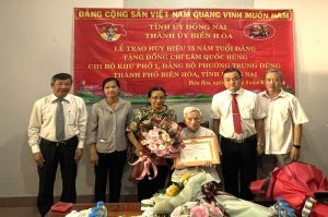 Trao tặng Huy hiệu 75 năm tuổi Đảng