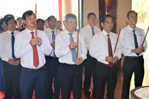 Lễ dâng hương nhân kỷ niệm 133 năm Ngày sinh của Chủ tịch Hồ Chí Minh