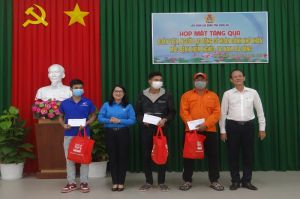 Trao tặng gần 40 phần quà cho công nhân bị tai nạn lao động, bệnh hiểm nghèo có hoàn cảnh khó khăn tại H.Nhơn Trạch