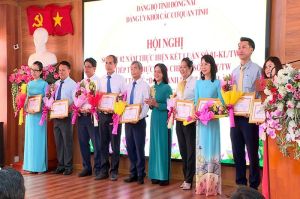 Tiếp tục quán triệt việc học tập, làm theo Bác và nêu gương của cán bộ, đảng viên