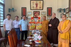 Đoàn của tỉnh thăm, chúc mừng Đại lễ Phật đản