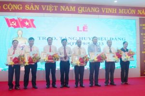 Huyện ủy Tân Phú trao huy hiệu Đảng cho 20 đảng viên