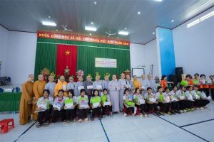 Trao 250 phần quà, 50 suất học bổng cho người dân, học sinh khó khăn