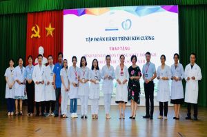 Trao tặng gần 1,3 ngàn thẻ thư viện số cho cán bộ, nhân viên y tế