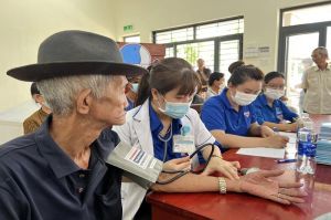 250 người dân có hoàn cảnh khó khăn được khám bệnh, phát thuốc miễn phí