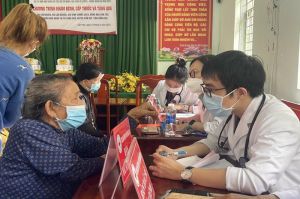 Khám bệnh, tặng quà cho 200 người dân có hoàn cảnh khó khăn