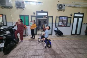 Công nhân lao động với nỗi lo giá điện tăng