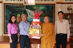 Chủ tịch Ủy ban MTTQ Việt Nam tỉnh Cao Văn Quang thăm, chúc mừng Lễ Phật đản