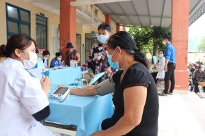 Hơn 100 cụ già được khám sức khỏe miễn phí