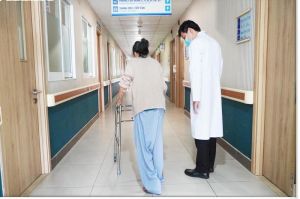 Cụ bà 80 tuổi bị gãy xương kèm thiếu máu nặng, suy thận được phẫu thuật thành công