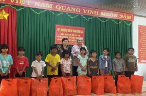 500 em thiếu nhi có hoàn cảnh khó khăn được nhận quà Ngày quốc tế thiếu nhi (1-6)