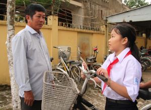 Giúp con em yên tâm đến trường