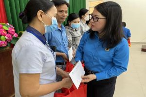 Họp mặt, tặng quà công nhân bị bệnh hiểm nghèo, tai nạn lao động