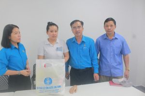 Thăm, chia sẻ cùng công nhân bị tai nạn lao động