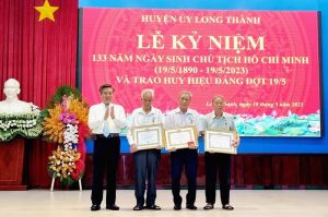 Huyện Long Thành trao Huy hiệu Đảng cho 33 đảng viên