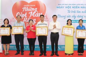 Bí thư Tỉnh ủy Nguyễn Hồng Lĩnh cùng 200 người dân tham gia hiến máu tình nguyện