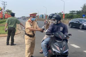 Công an H.Thống Nhất phát nước, khăn lạnh miễn phí trên các tuyến quốc lộ