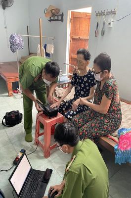 Tăng tốc hoàn thành chỉ tiêu cấp căn cước công dân và tài khoản định danh điện tử