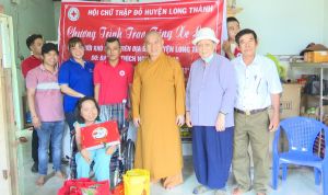 Trao tặng 13 xe lăn, 13 phần quà cho người bị bệnh và tai nạn có hoàn cảnh khó khăn