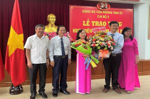 Trao Huy hiệu 30 năm tuổi Đảng cho Phó Chánh Văn phòng Tỉnh ủy