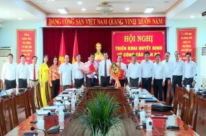 Triển khai các quyết định về công tác cán bộ