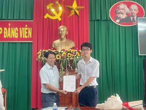 Kết nạp nhiều học sinh ưu tú vào Đảng