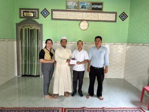 Thăm tặng quà, chúc tết người có uy tín trong đồng bào dân tộc Chăm nhân dịp tết Roya Haji