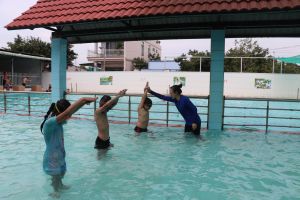 Phổ cập bơi cho trẻ em: Khó nhưng làm được