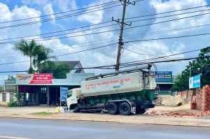 Một xe tải bồn “trôi” tự do trên quốc lộ 56