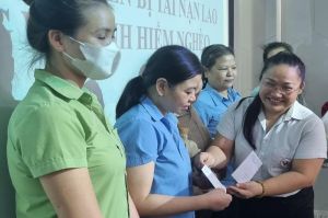 Tặng 500 phần quà cho công nhân có hoàn cảnh khó khăn