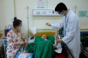 Cụ bà 103 tuổi bị gãy xương tay được phẫu thuật thành công