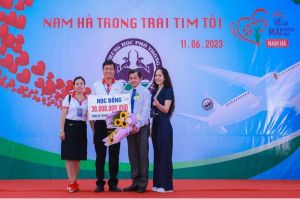 Trao tặng 30 triệu đồng học bổng cho học sinh Trường THPT Nam Hà