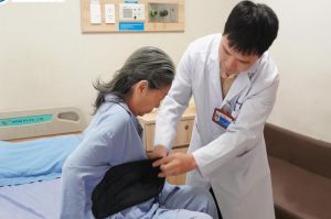 Điều trị xẹp đốt sống loãng xương bằng bơm xi măng sinh học cho bệnh nhân lớn tuổi có tiểu cầu thấp và nhóm máu hiếm