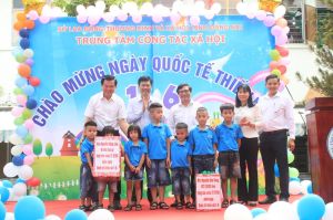 Lãnh đạo Tỉnh ủy, UBND tỉnh thăm, tặng quà cho trẻ em tại Trung tâm Công tác xã hội tỉnh