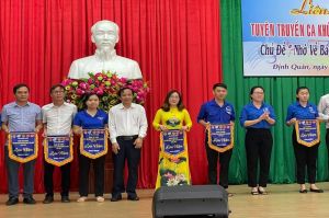 Trao 22 giải Liên hoan tuyên truyền ca khúc cách mạng H.Định Quán