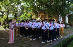 Người đưa hình ảnh Văn miếu Trấn Biên đến gần du khách