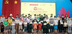 Trao học bổng “Mái ấm gia đình Việt”
