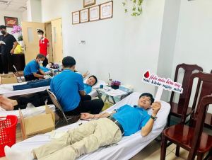 Đông đảo y, bác sĩ, người dân tham gia hiến máu