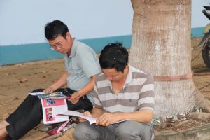 Nhiều phụ huynh đồng hành cùng con trong kỳ thi tốt nghiệp THPT chiều 28-6