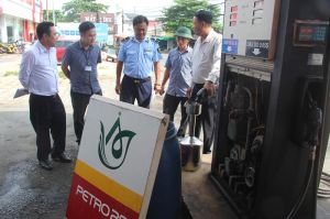Kiểm tra trạm xăng dầu bị phản ánh “bơm xăng không trả về 0”